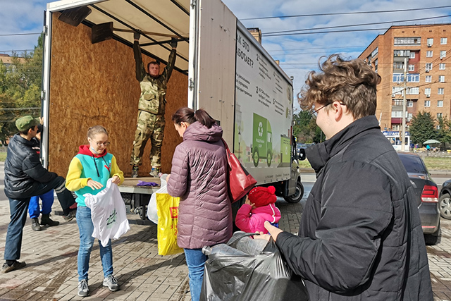 общегородской субботник. уборка берега от мусора. экомобиль куприт киров. арцеуловская аллея 23. чистая планета отзывы сотрудников.