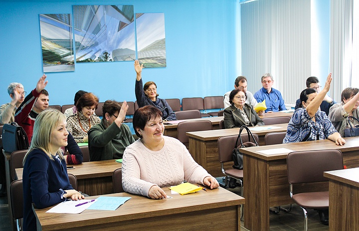 Педагогическое преподавание. Учеба педагога. Курсы для учителей. Образование учителя. Учителя на курсах.